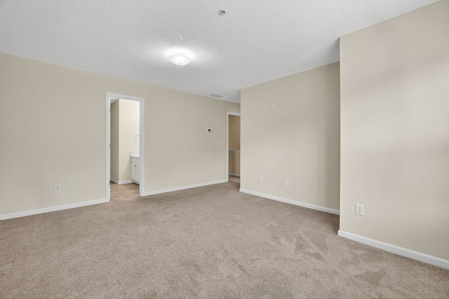 Building Photo - 135 Primrose Dr