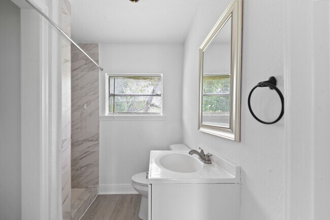 Building Photo - 806 E Emily Ave