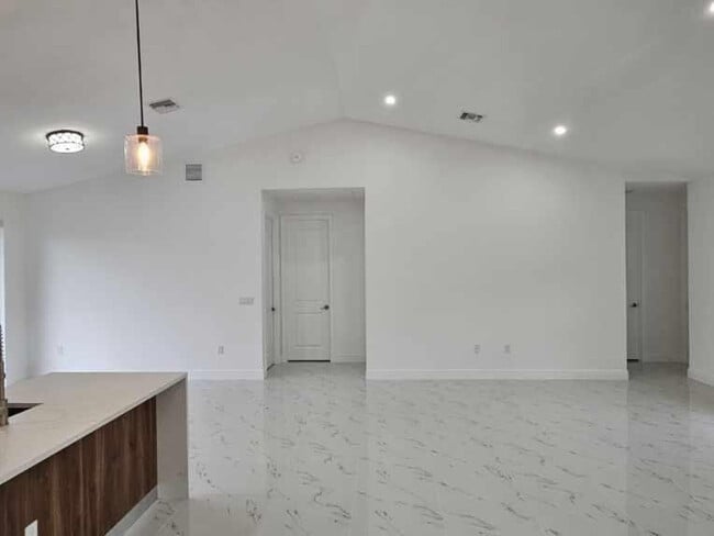 Building Photo - 6490 W Park Ln