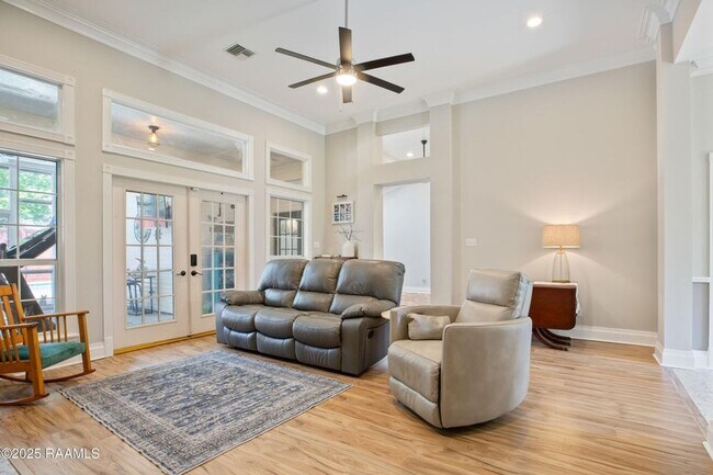 Building Photo - Beautifully updated 4-bedroom, 3-bath prop...