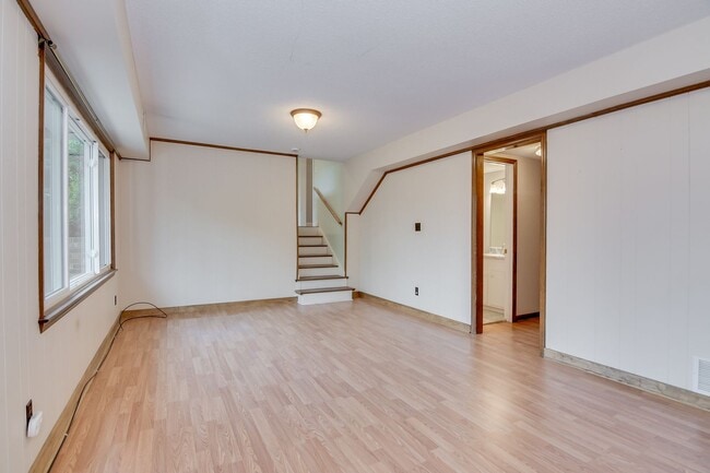 Building Photo - Great Location 4 Bedroom