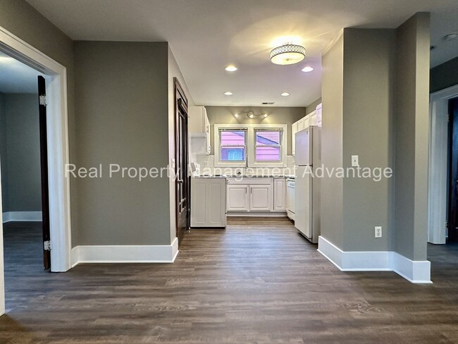 Building Photo - 851 Gardendale.