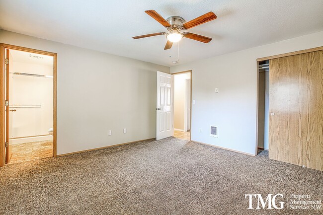 Building Photo - Large Ranch-style home with 3 Bed 2 Bath i...