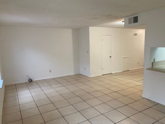 Building Photo - Convenient westside location!