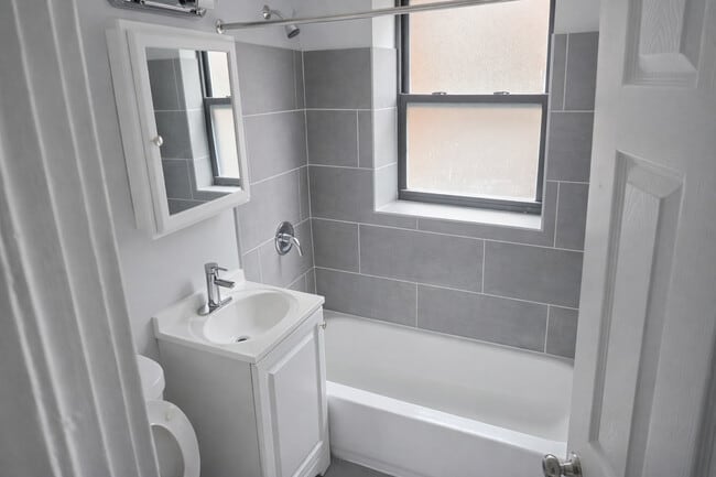 Building Photo - 2125 E 67th St