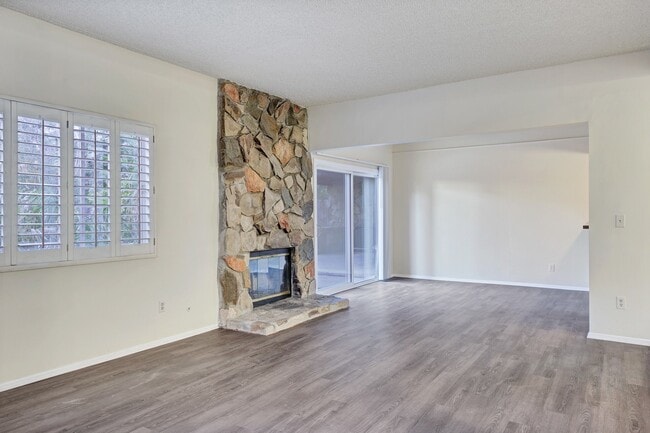 Building Photo - Charming Single-Story Pool Home in Prime Northridge Location