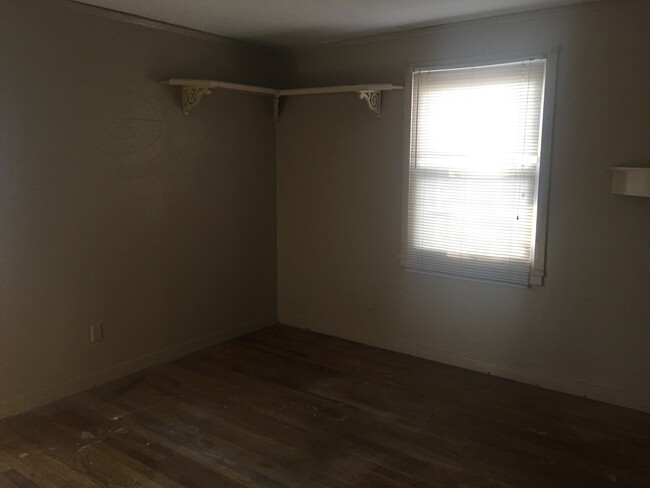 Building Photo - AFFORDABLE 2BEDROOM 1 BATH W/ SPACIOUS FEN...