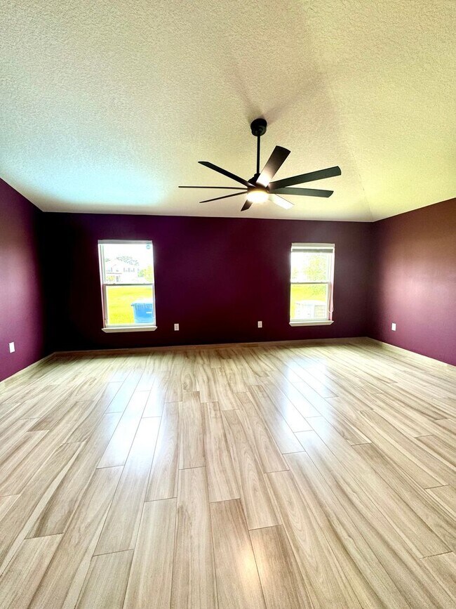 Building Photo - Beautiful 4-Bed, 2-Bath Home in a Prime Location!