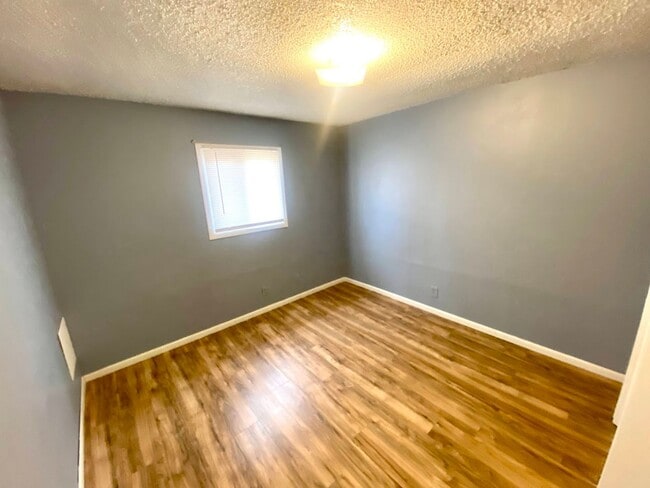 Building Photo - 3bed House with Garage & Fenced in Yard!