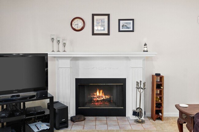 Building Photo - Pet Friendly in Rossview!