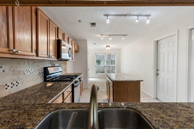 Building Photo - 18 W Stony Bridge Ct