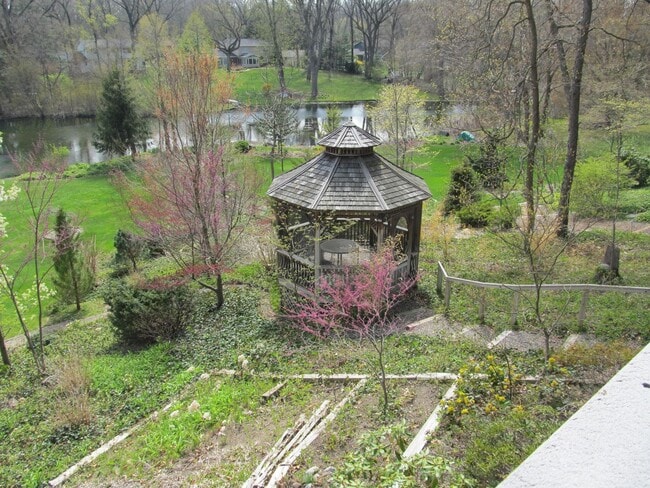 Building Photo - Five Bedroom Home on Portage Creek