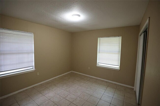 Building Photo - 5734 Lyndhurst Dr