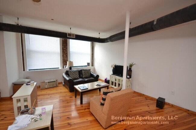 Building Photo - 600 Columbia Rd