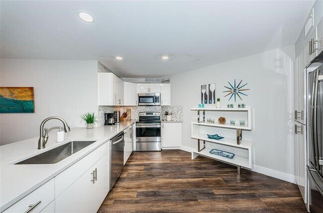 Building Photo - 6141 Bahia Del Mar Blvd S