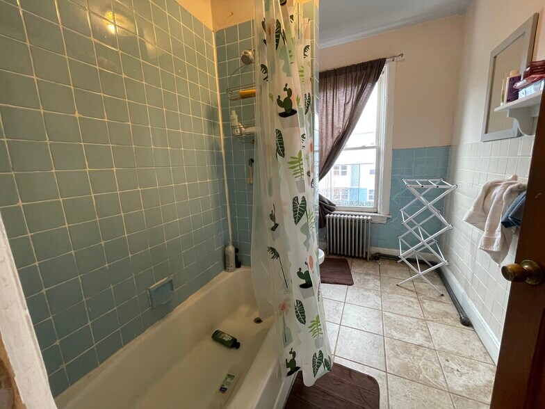 Building Photo - 686 Parker St