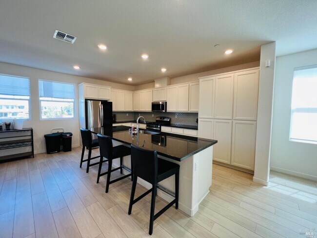 Building Photo - 2451 Lake Club Dr