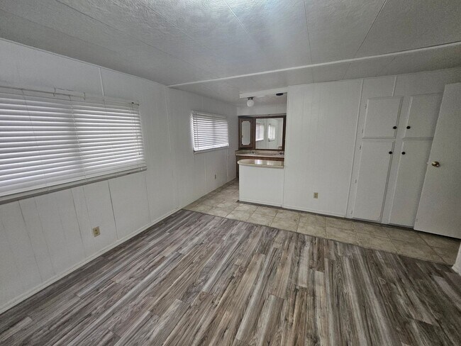 Building Photo - 2 Bedroom Mobile Close to the River