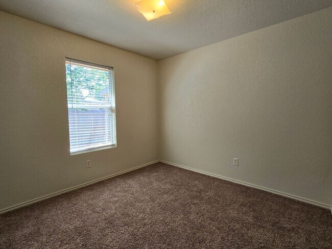 Building Photo - 3303 Driftwood Dr