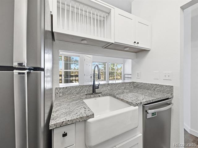 Building Photo - 7470 Singing Hills Dr