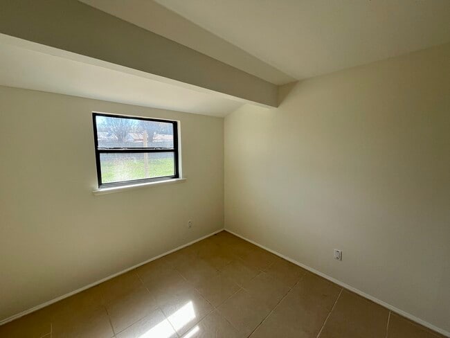 Building Photo - 2708 Janet Way