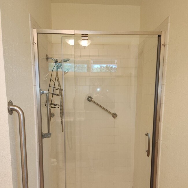 Building Photo - Lovely 2 bedroom, 2 bath in the Oakmont 55...