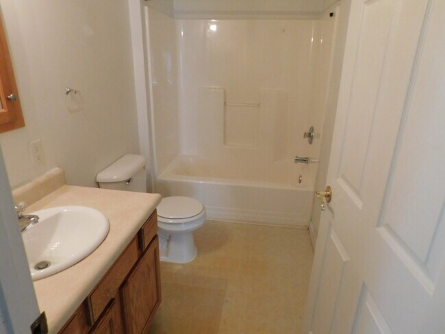 Building Photo - Ranch Style Private Entry Duplex