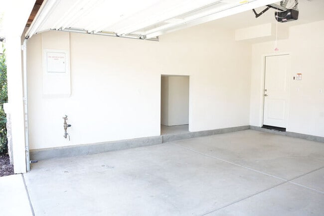 Building Photo - Beautiful 2 Story 4 Bedroom Home in Great ...
