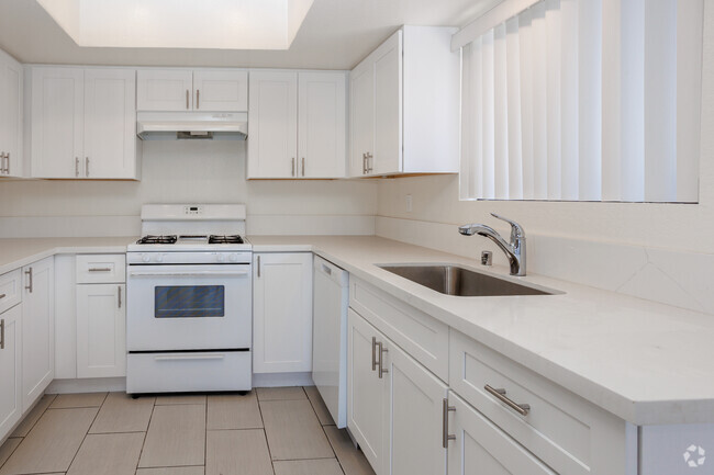 3BR, 2.5BA - 950SF - 450-456 Coronado Ave