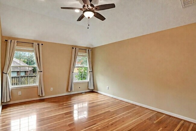 Building Photo - 11807 Briarwood Ln