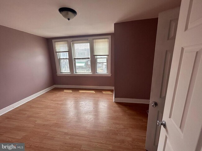 Building Photo - 1833 W Rockland St