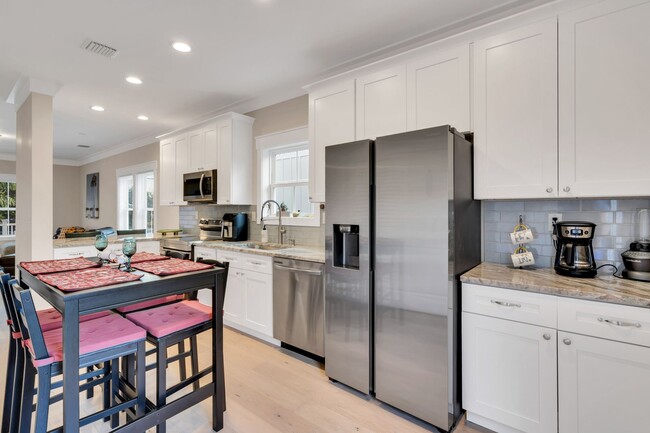 Building Photo - Charming Caribbean Cottage - Downtown Brad...