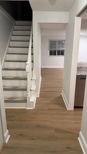 Building Photo - 4 Avonshire Ct