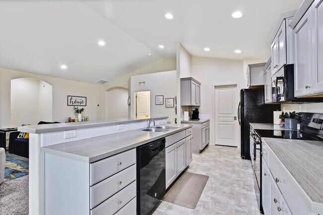 Building Photo - 2213 E Elm Grove Dr