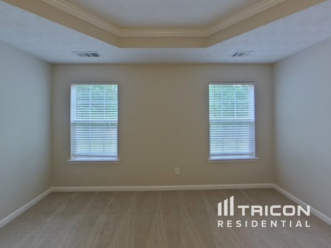 Building Photo - 10 Shadowbrook Ln