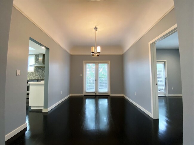 Building Photo - Luxury Remodeled Home on West Knoll in the...