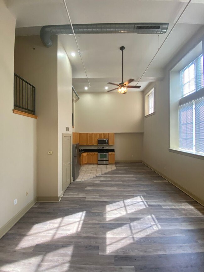 Building Photo - Beautiful 2 Bed 2 Bath loft Apartment W/D ...