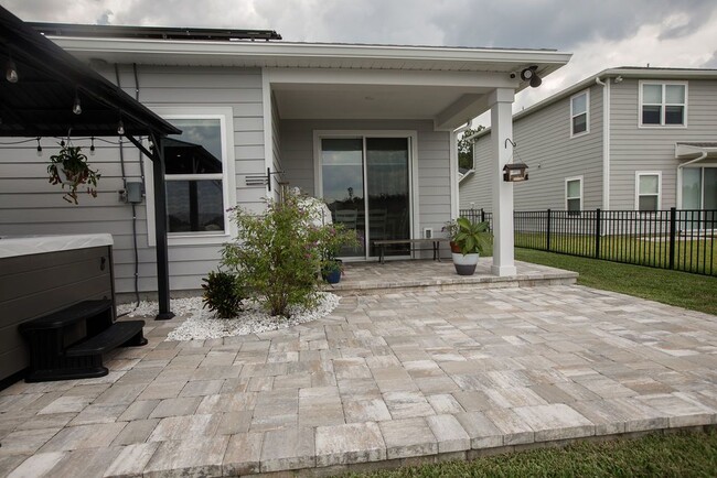 Building Photo - Solar powered , lake front, hot tub , oh my!