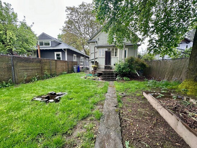 Building Photo - Charming 3 Bedroom Portland Home!