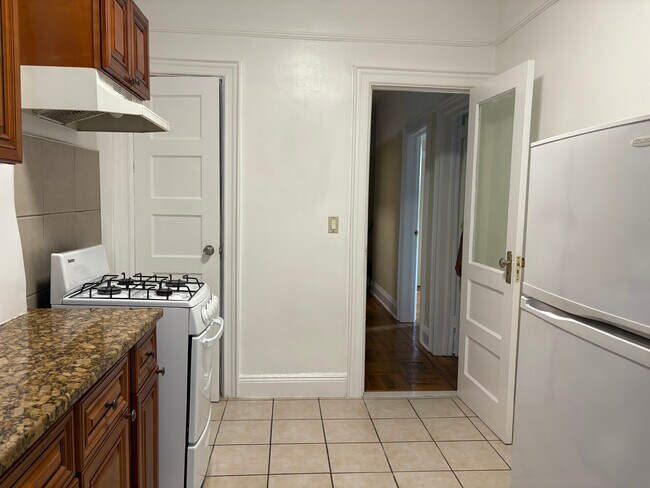 Building Photo - 129 Sunnyside Ave