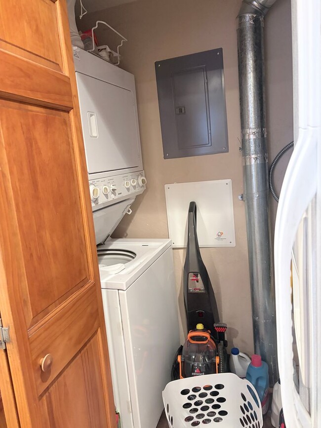 Building Photo - Fully furnished townhome