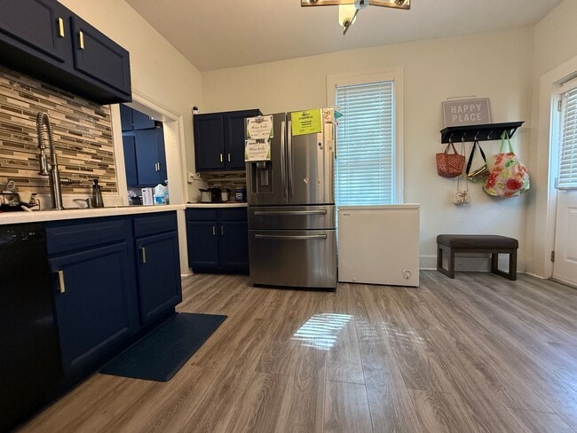 Building Photo - Stunning 3 Bedroom 1 Bathroom Single Family Home in St. Paul! Apply TODAY!