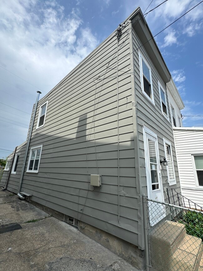 Building Photo - 4638 James St