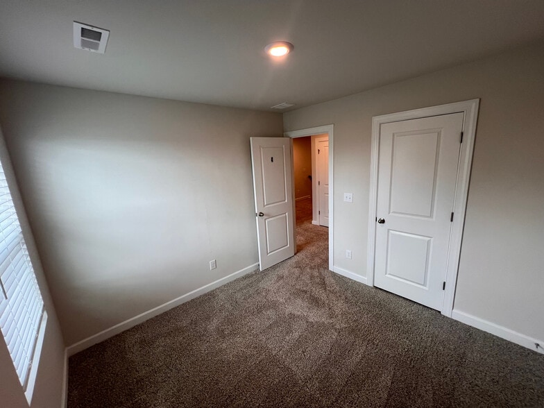 Building Photo - Room in Townhome on Memorial Pkwy