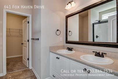 Building Photo - 641 Fox Haven Dr