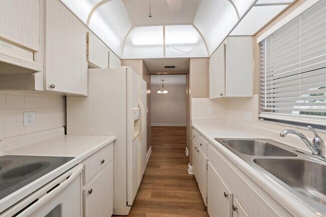 Building Photo - 1975 W Bay Dr