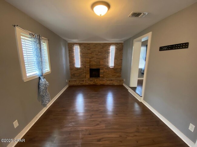 Building Photo - 707 Satsuma Ave