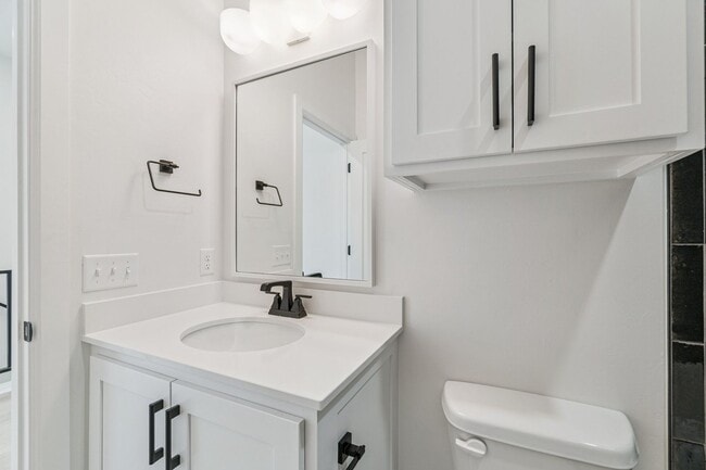 Building Photo - Townhome 2 bed 2.5 Bath "The White Workroom" in The Heart of Selah