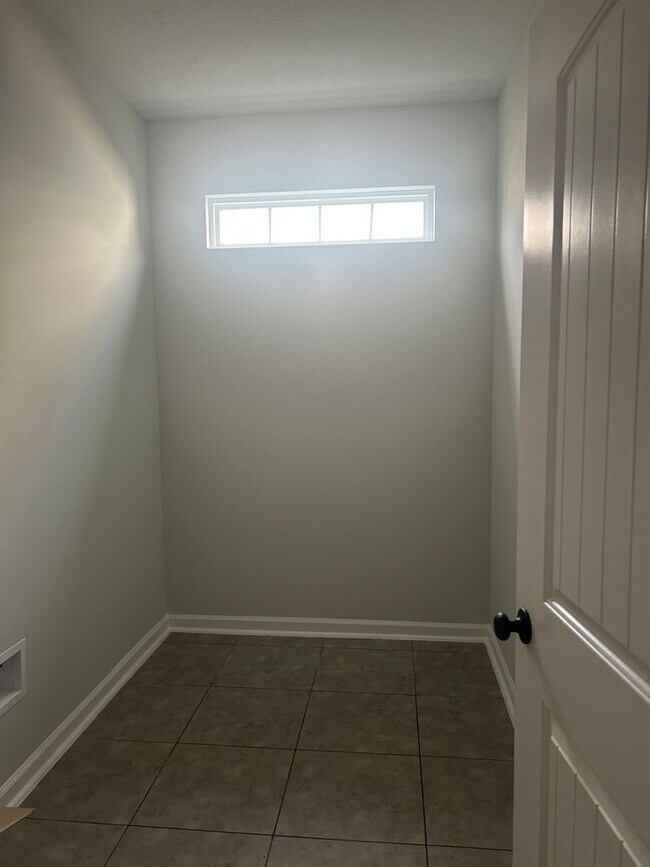 Building Photo - Beautiful Home 4 bedroom 2.5 bath
