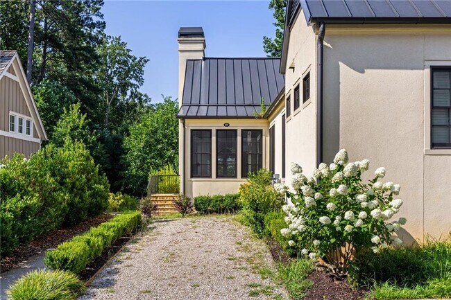 Building Photo - 377 Anders N